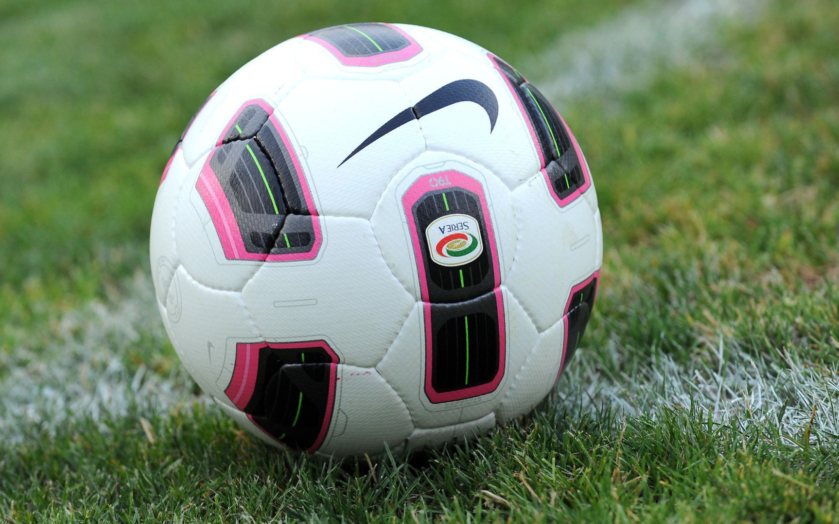 Футбольный мяч компании Nike