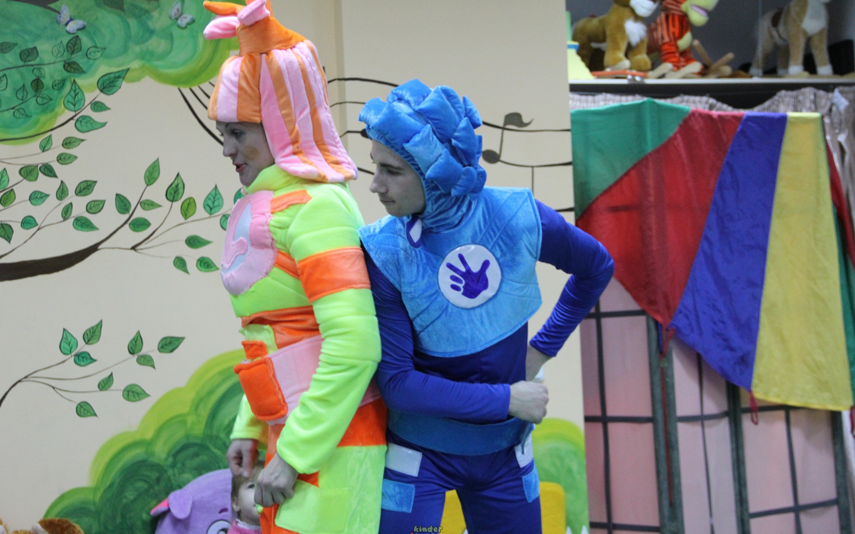 Актеры в костюмах фиксиков