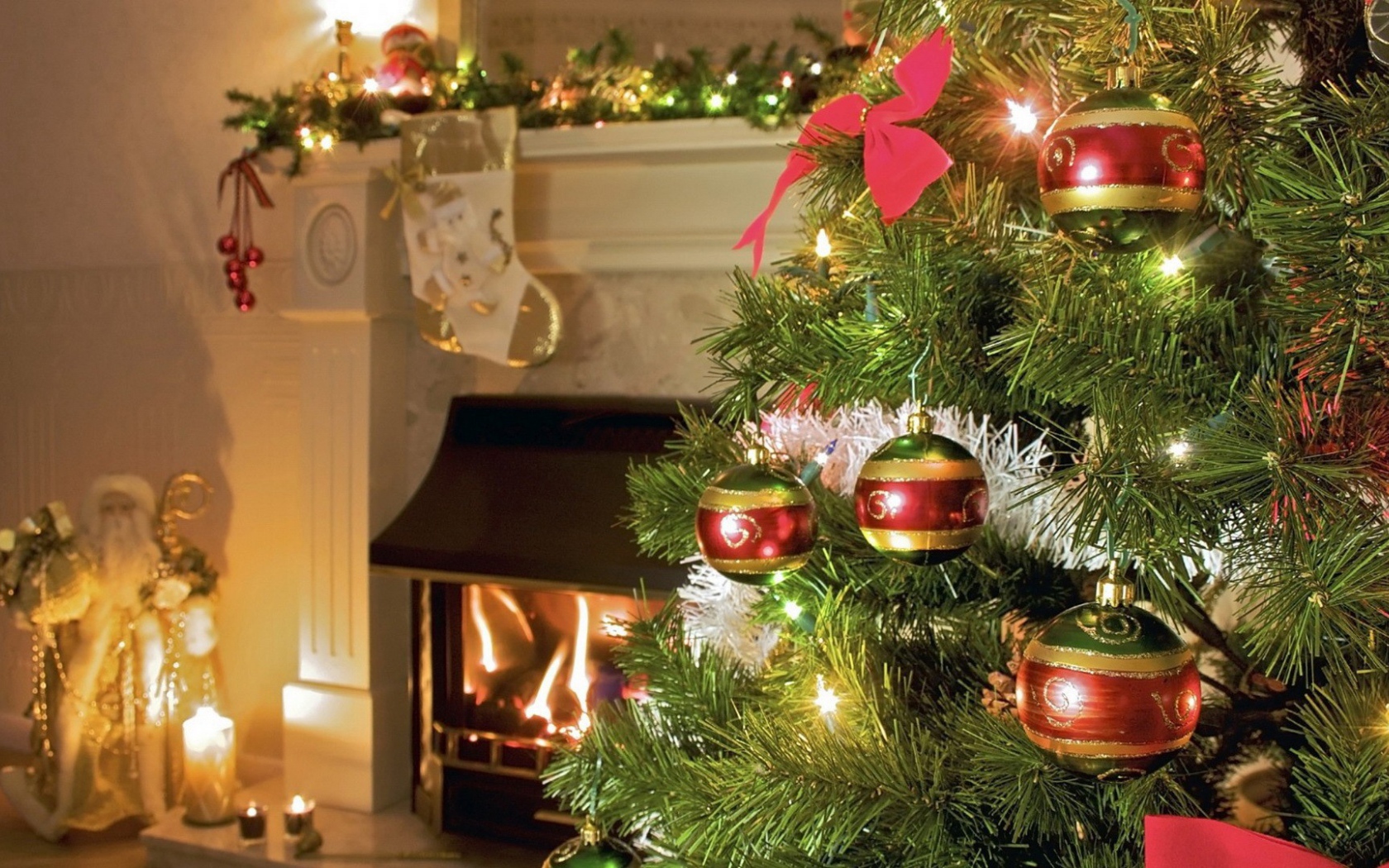 Новогодняя ёлка с игрушками