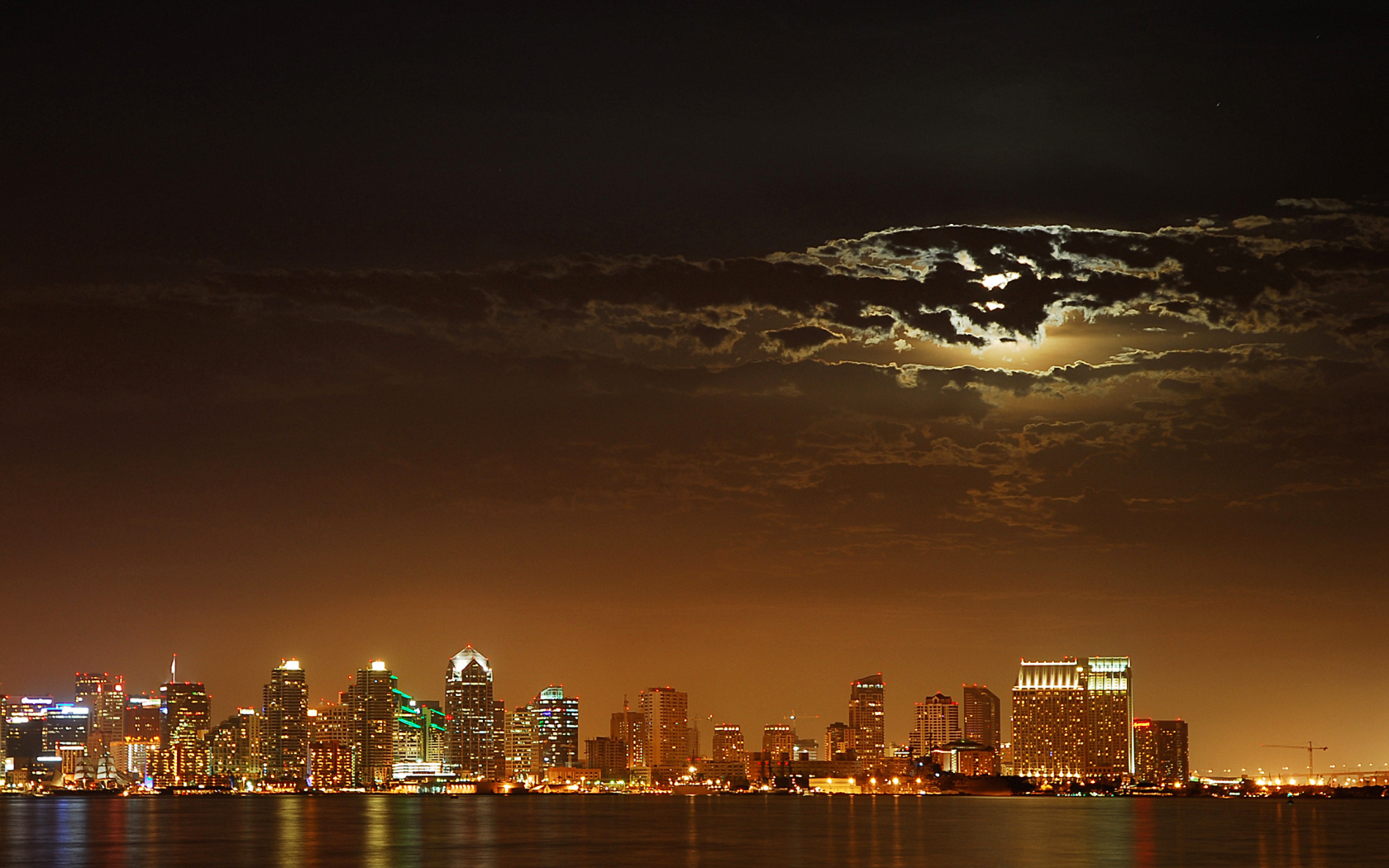 Луна за облаками