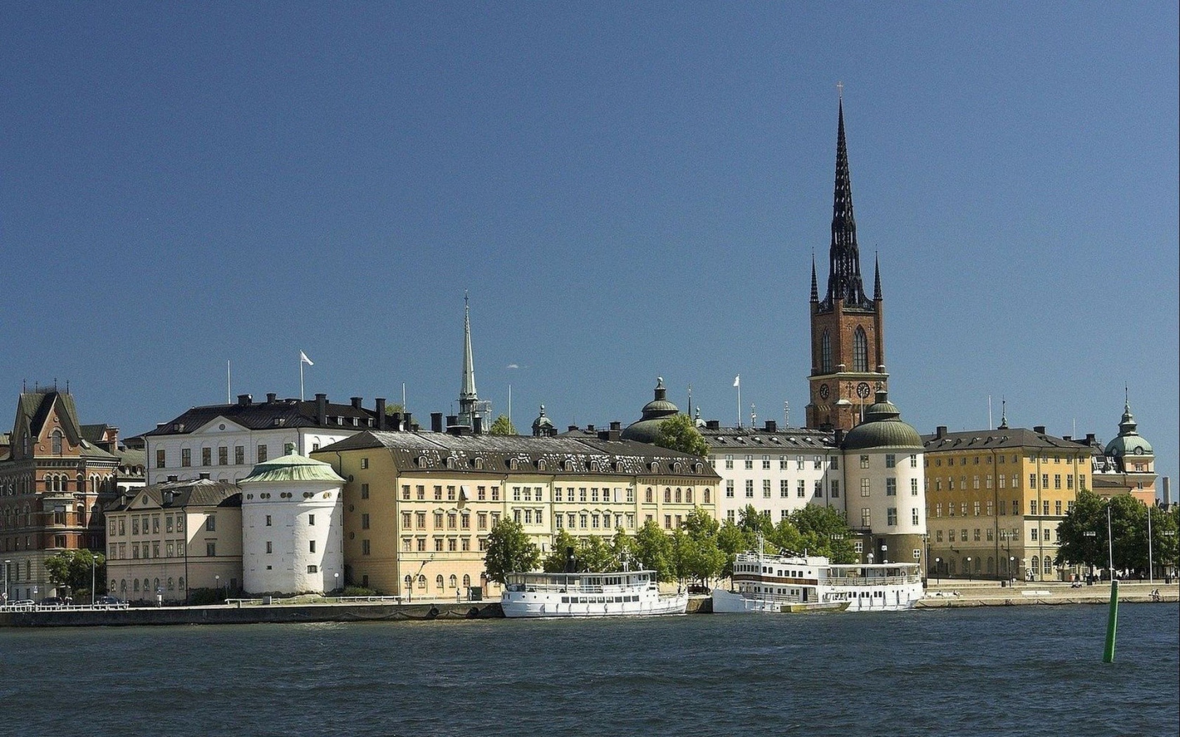 Городской пейзаж с пристанью