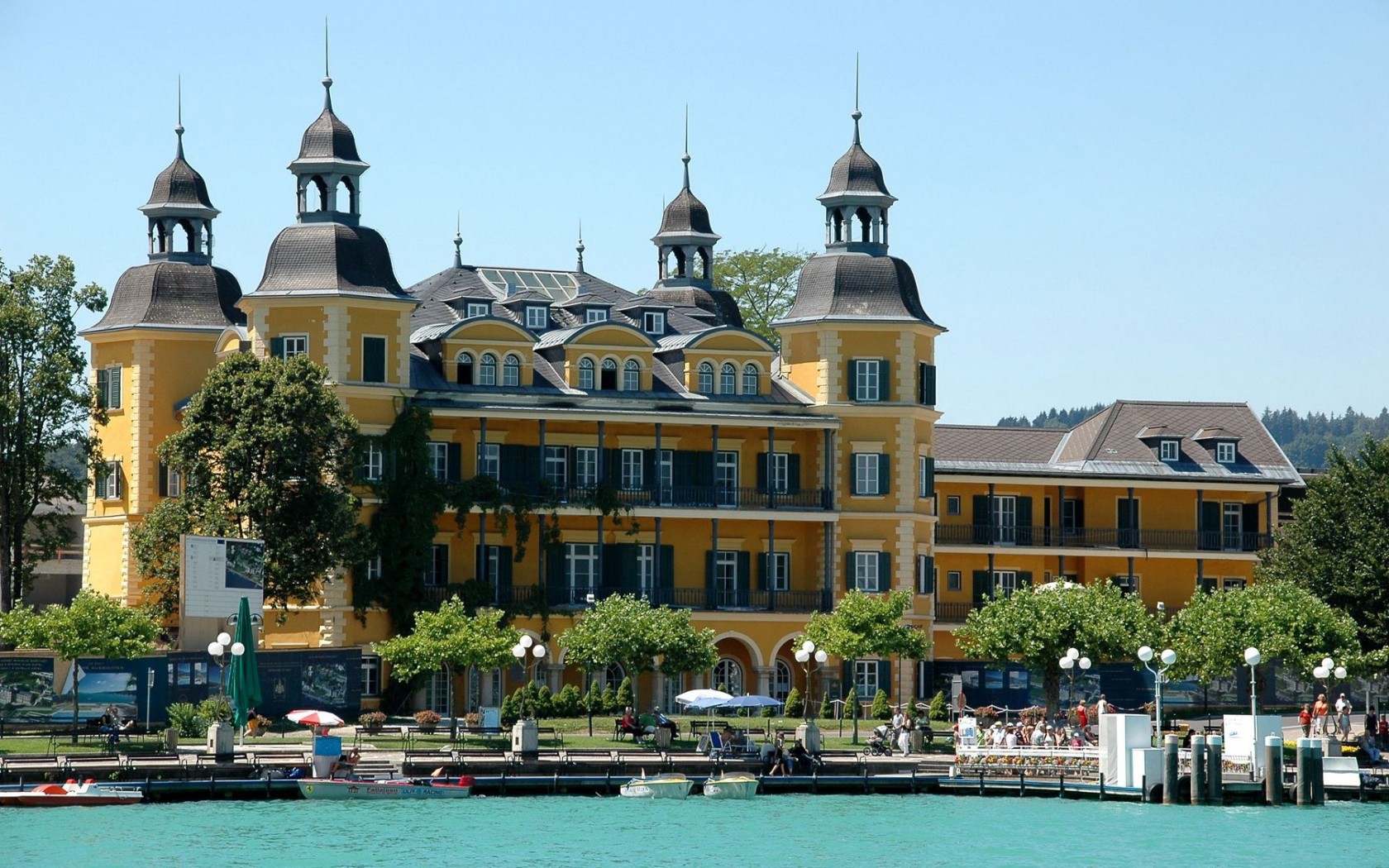 Дом на набережной