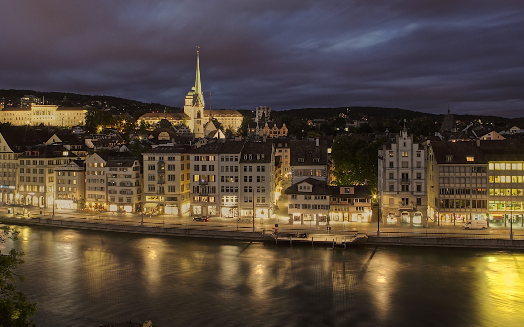 Архитектурный ансамбль на берегу реки