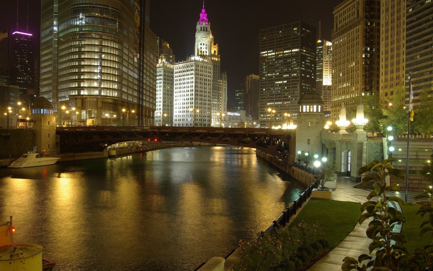 Мост через реку в городе