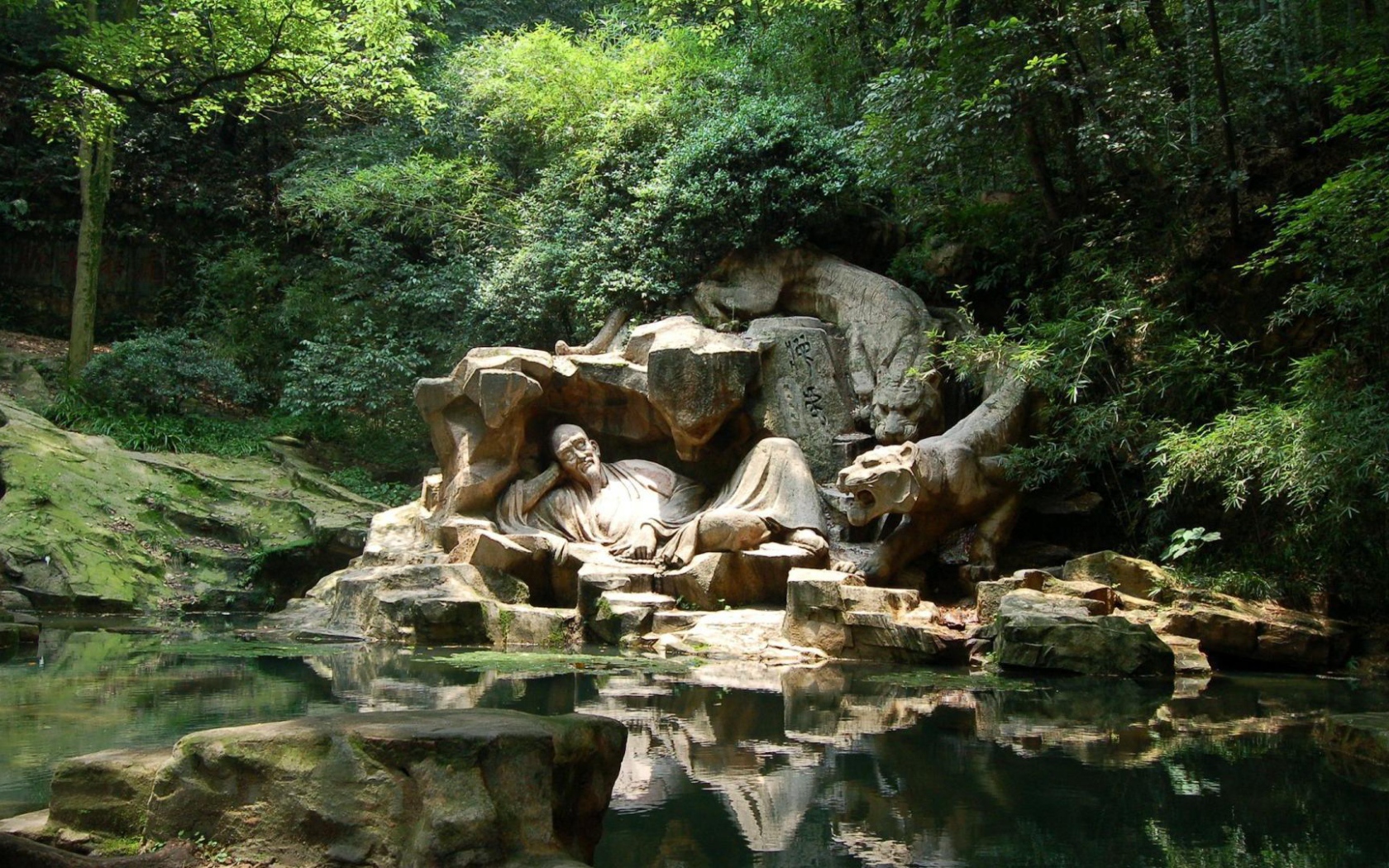 Будда у озера