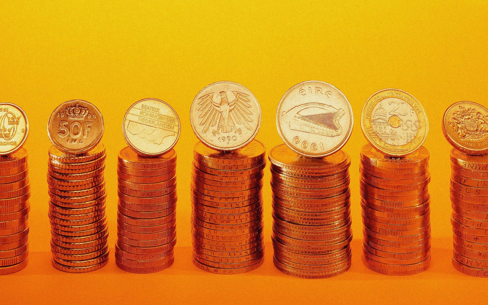 Золотые монеты в стопках