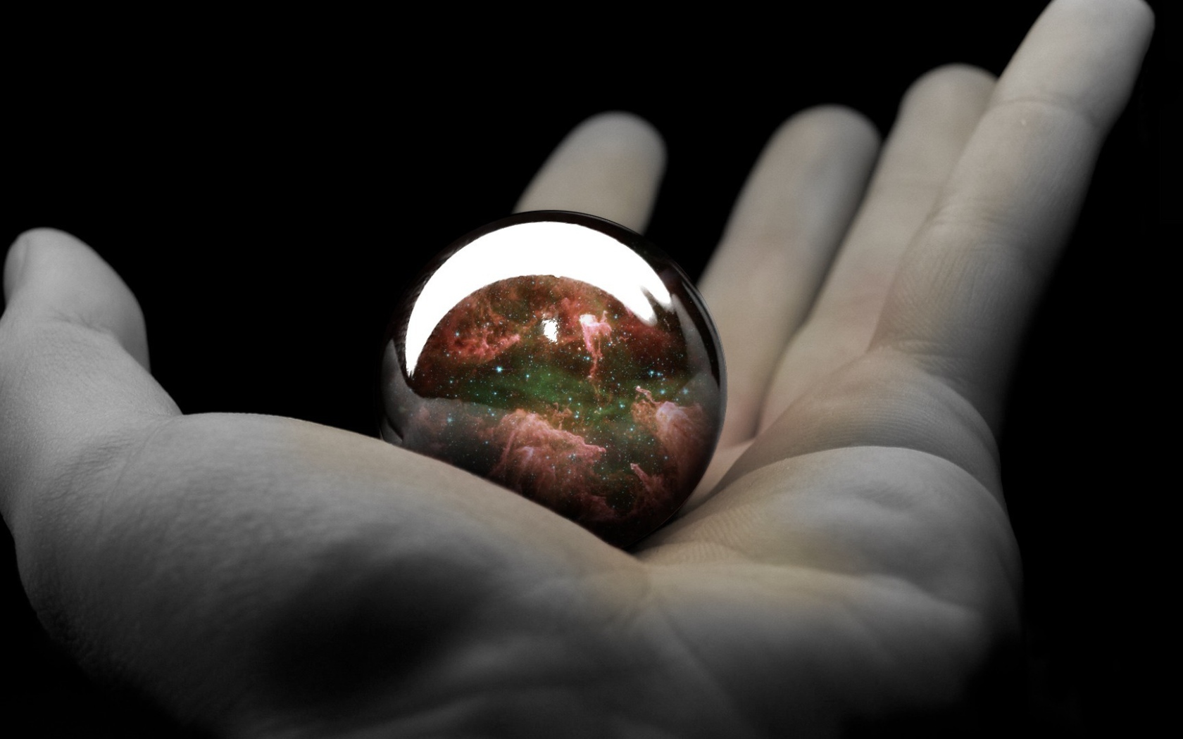 Шарик на ладони