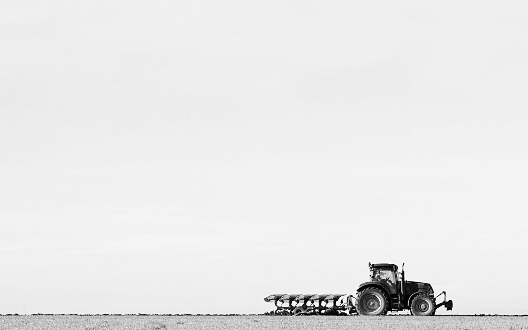 Tрактор в поле