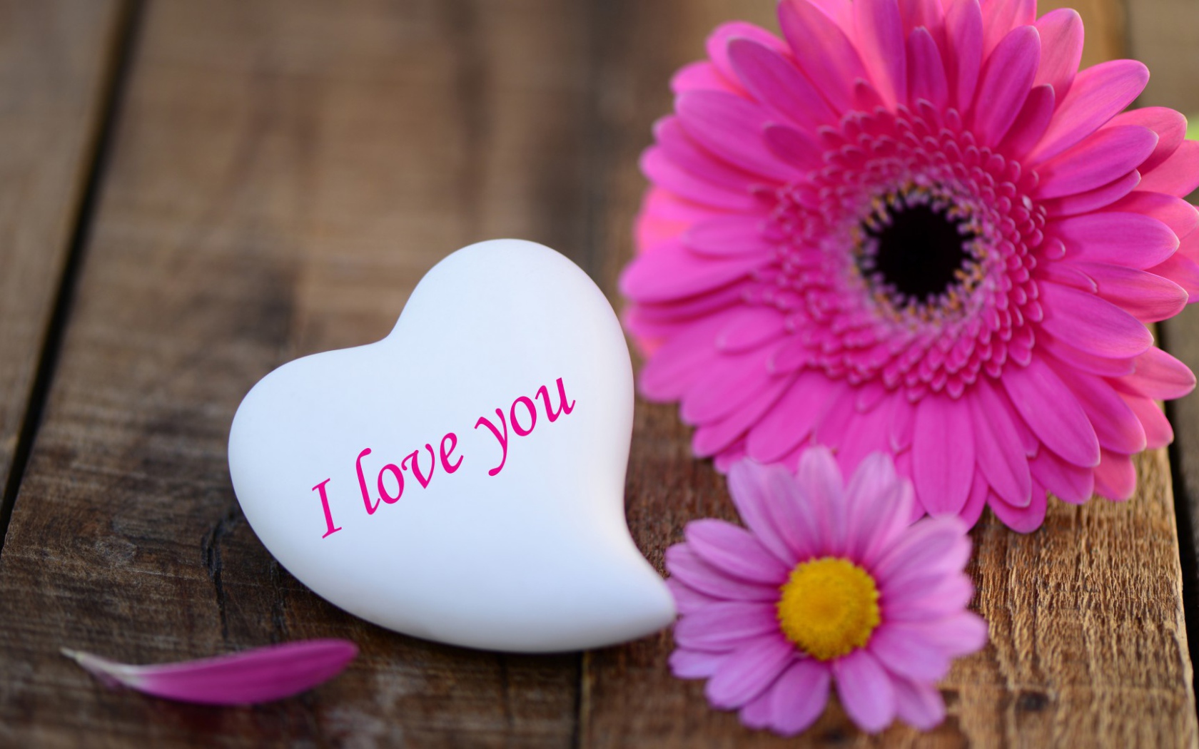 Белое сердце и малиновый цветок