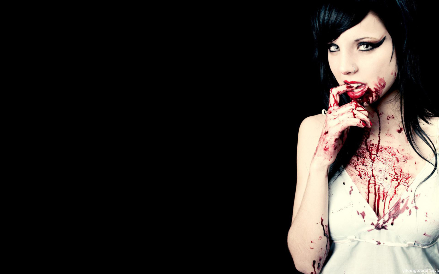 Окровавленная девушка вампир