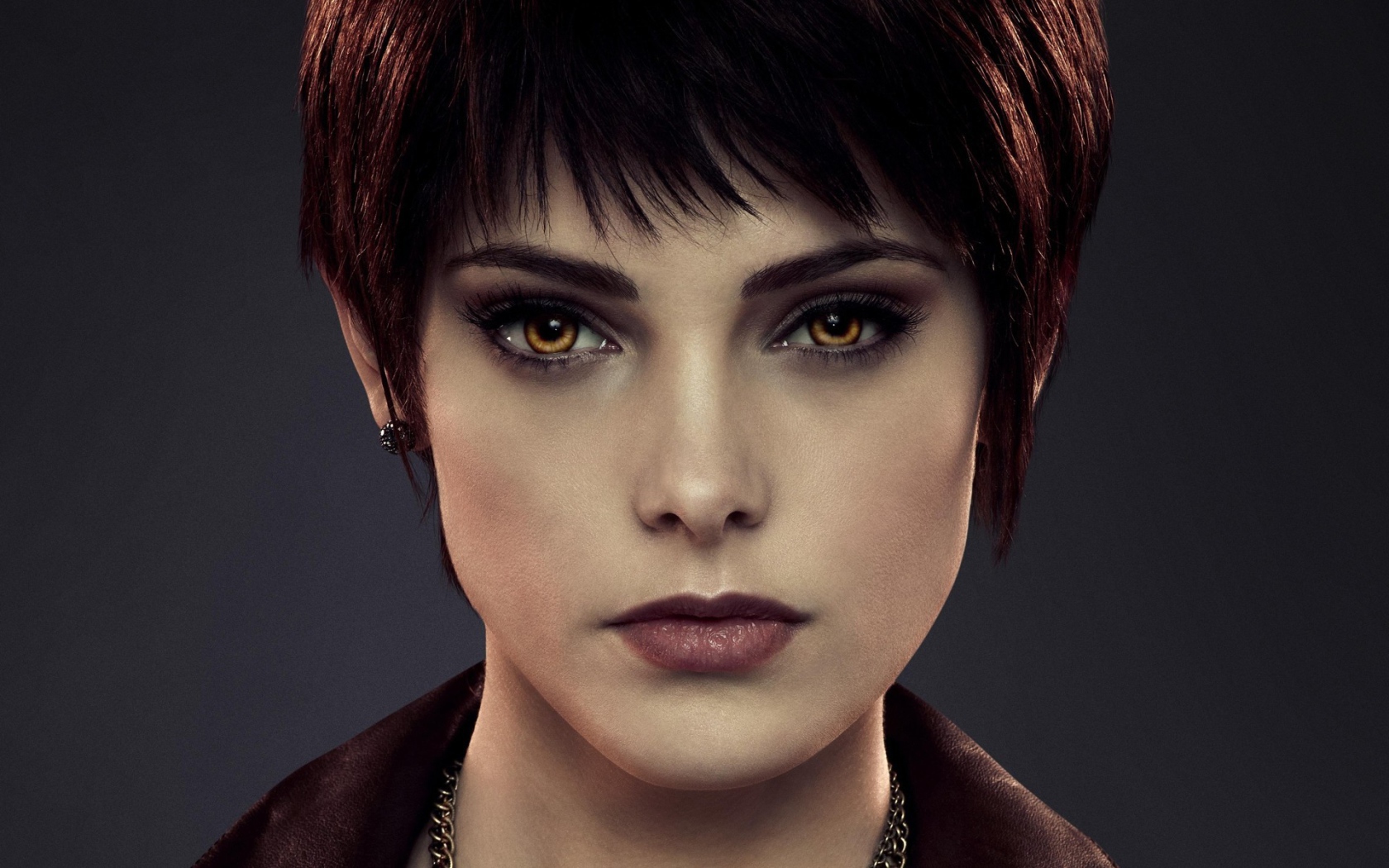 Красные волосы у девушки вампира