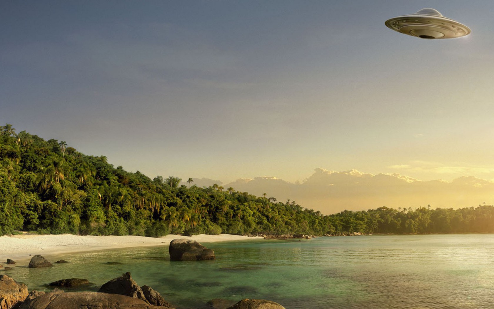 Летающая тарелка над пляжем