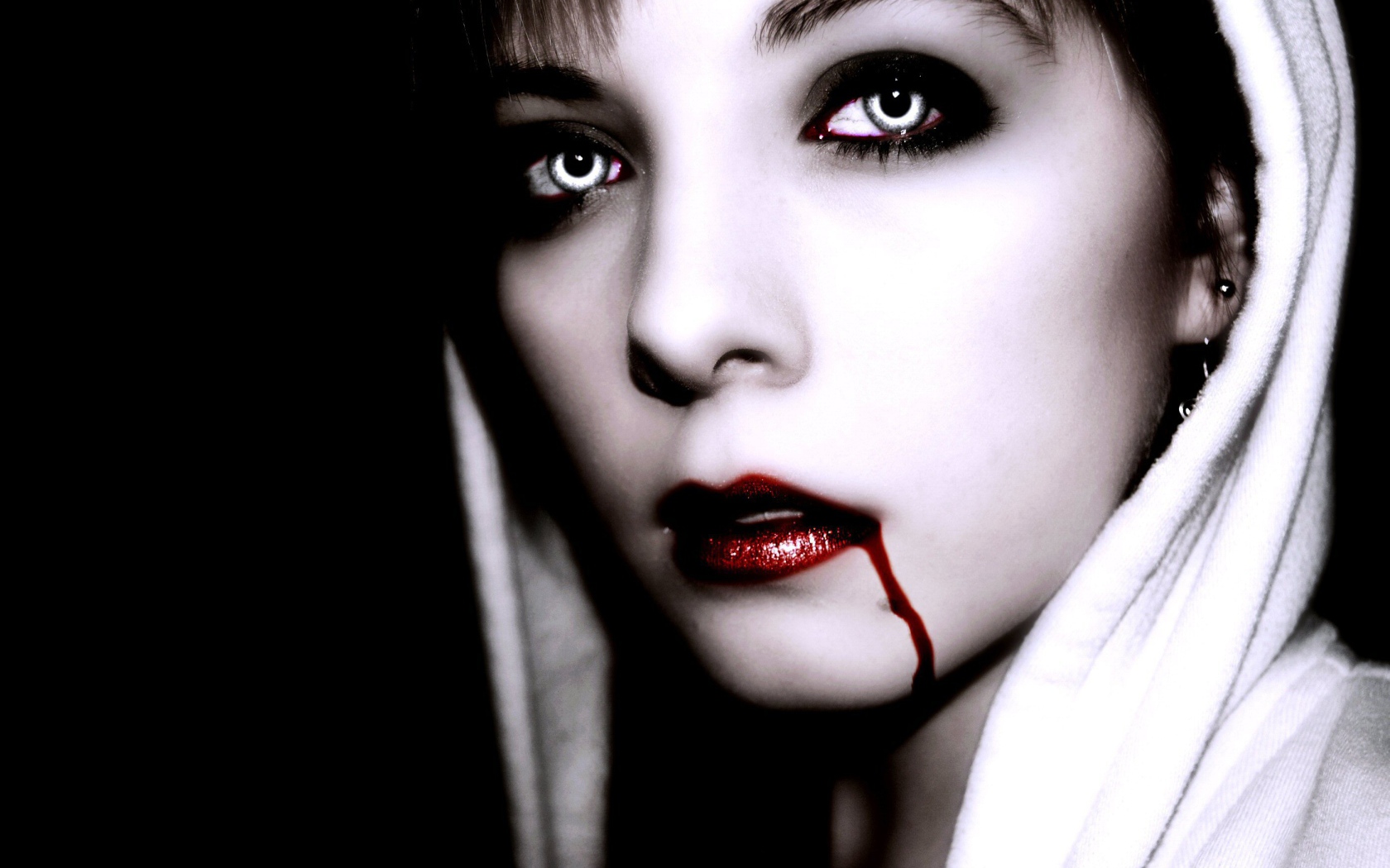 Девушка вампир в белом капюшоне