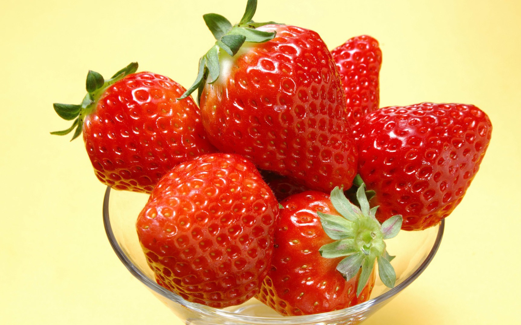 Бокал с клубникой