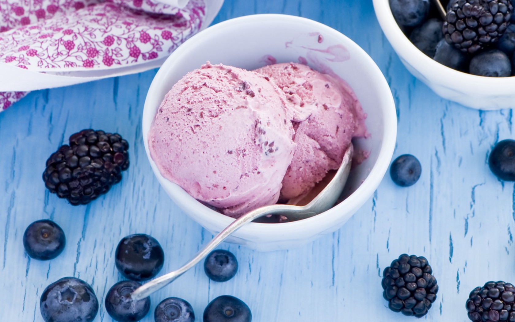 Мороженое с ежевикой