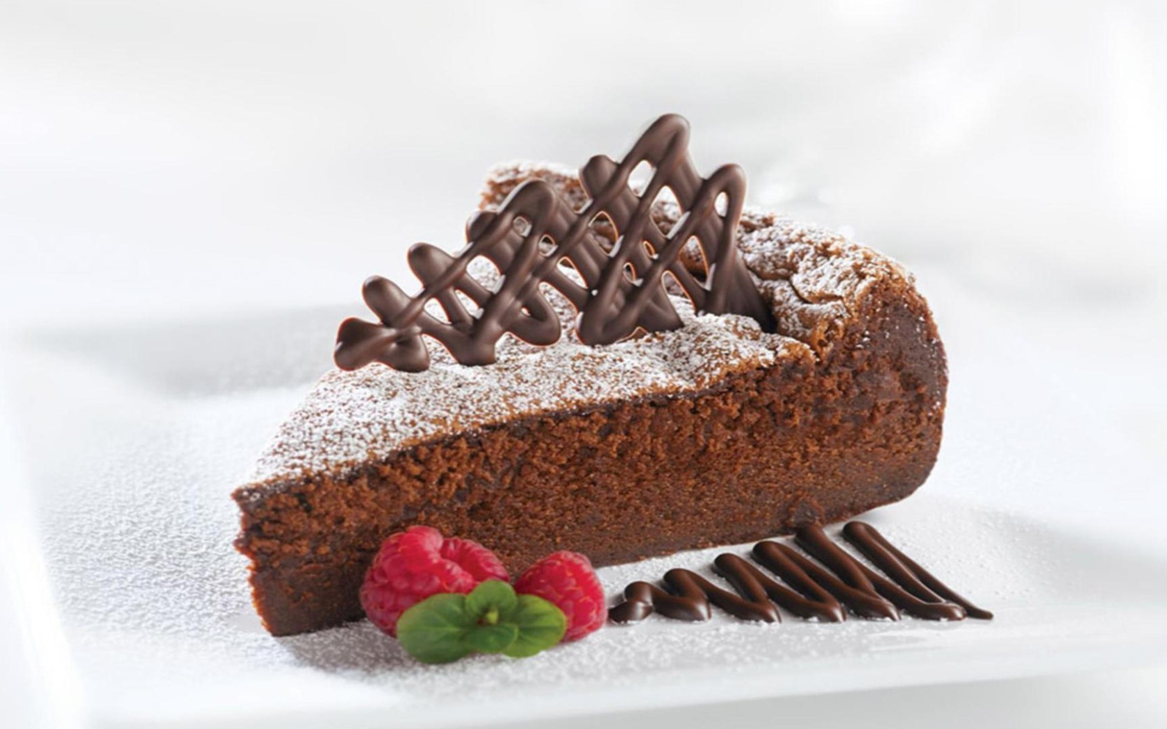 Кусок торта с малиной