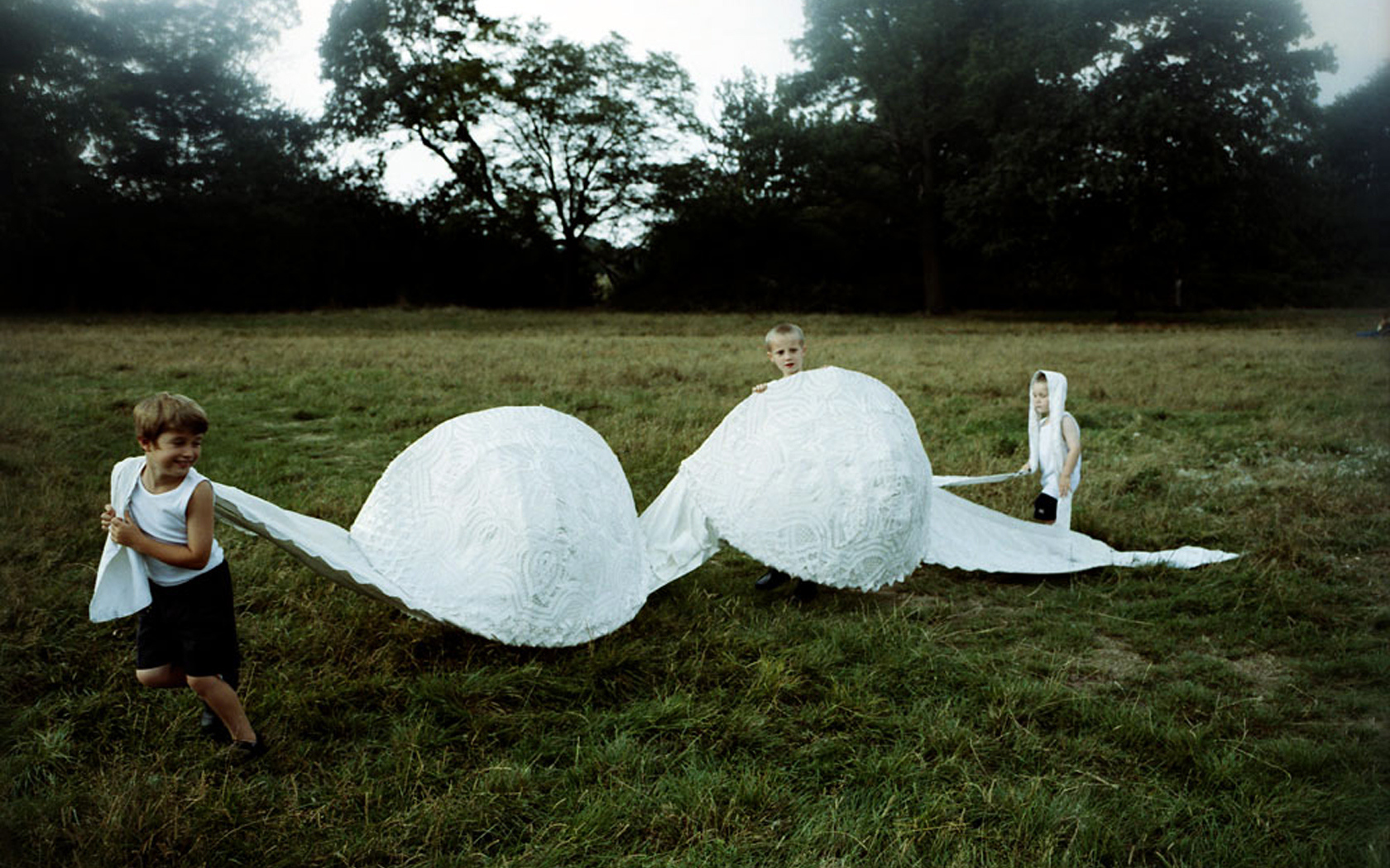 Дети играют бюстгалтером