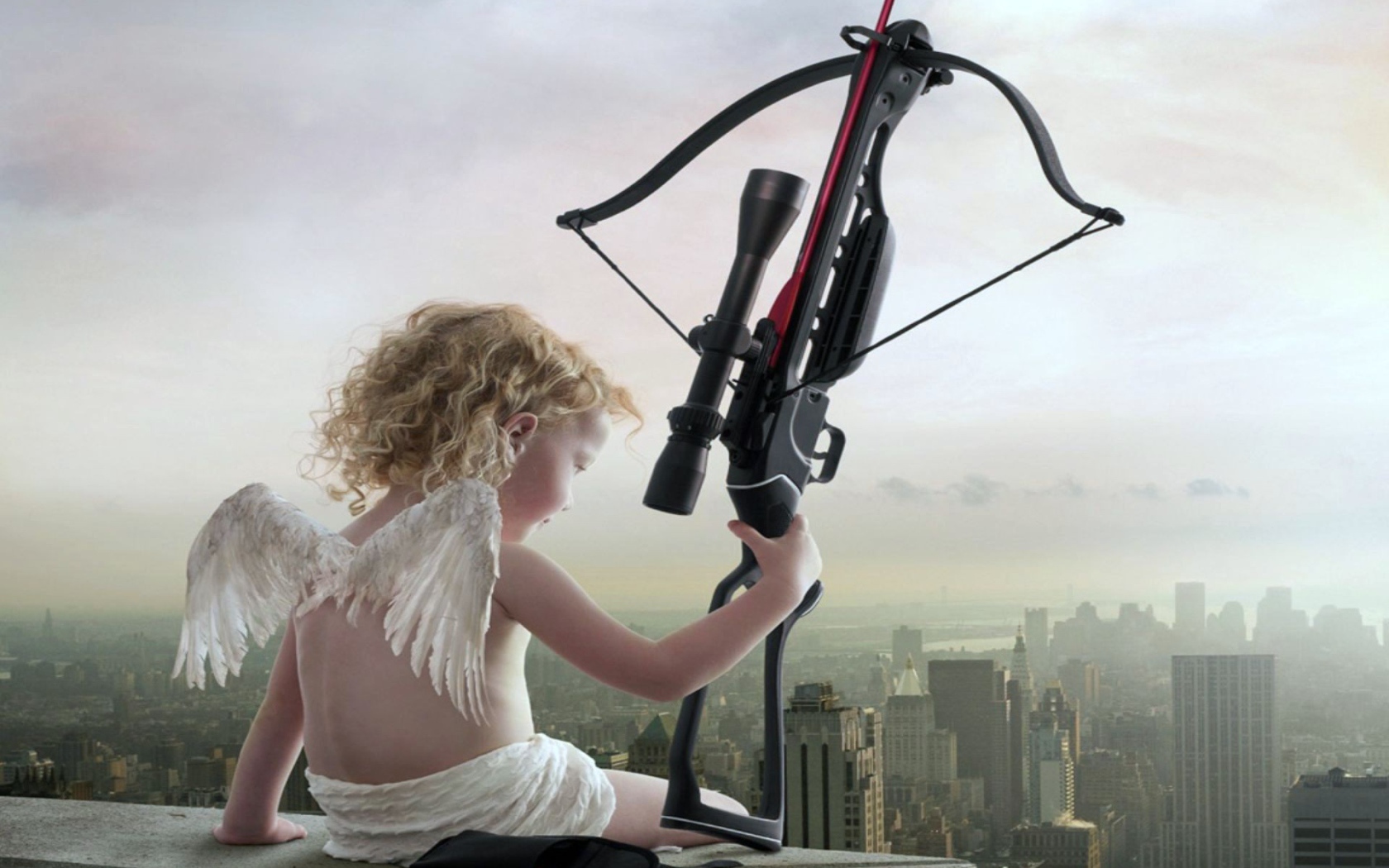 Купидон сидит на крыше