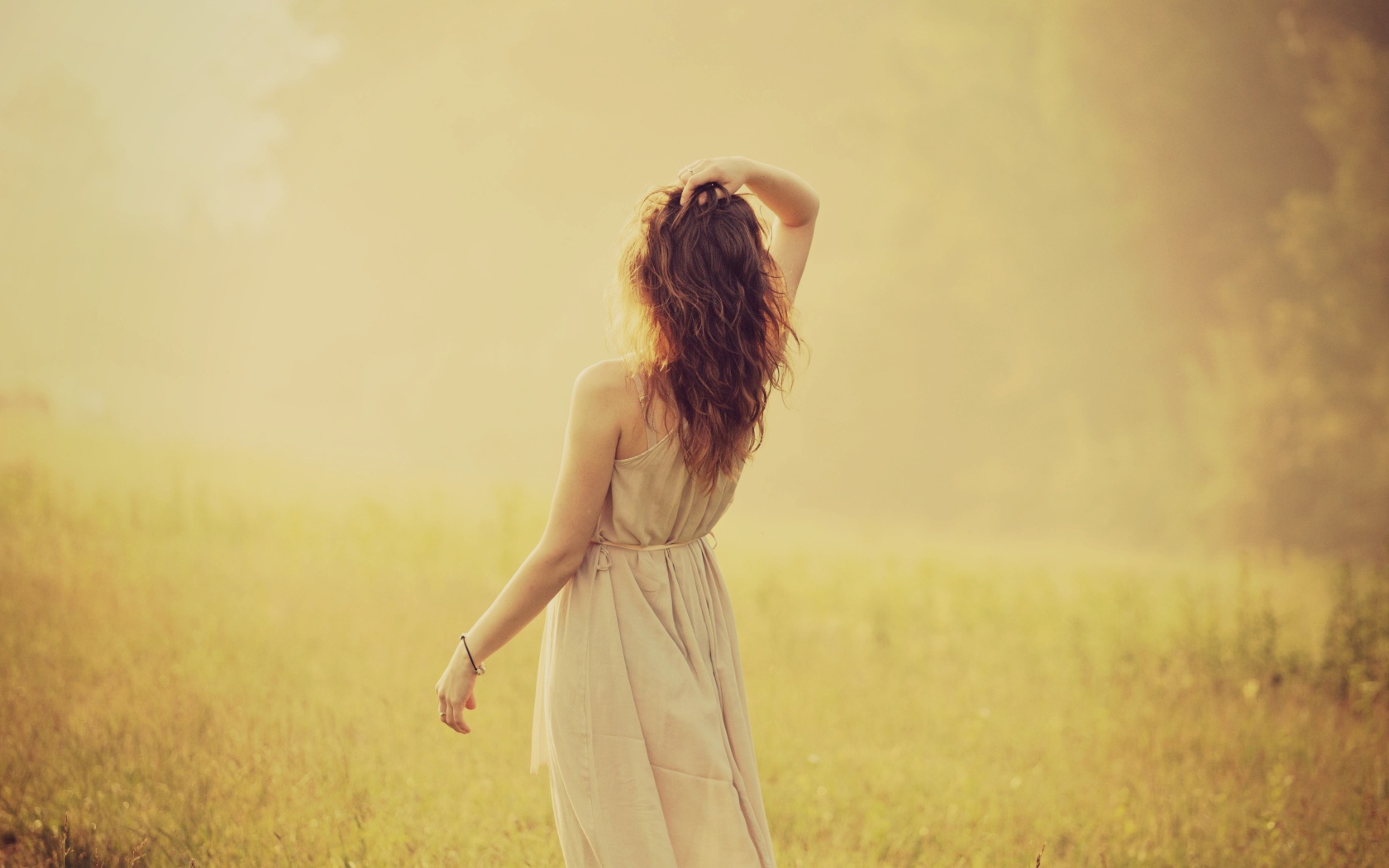 Девушка в льняном платье