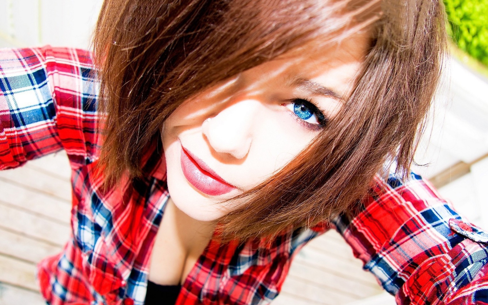Девушка в клетчатой рубашке