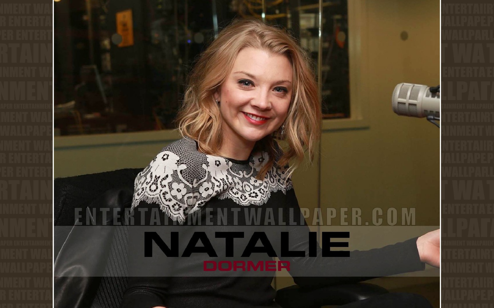 Красивая актриса Натали Дормер