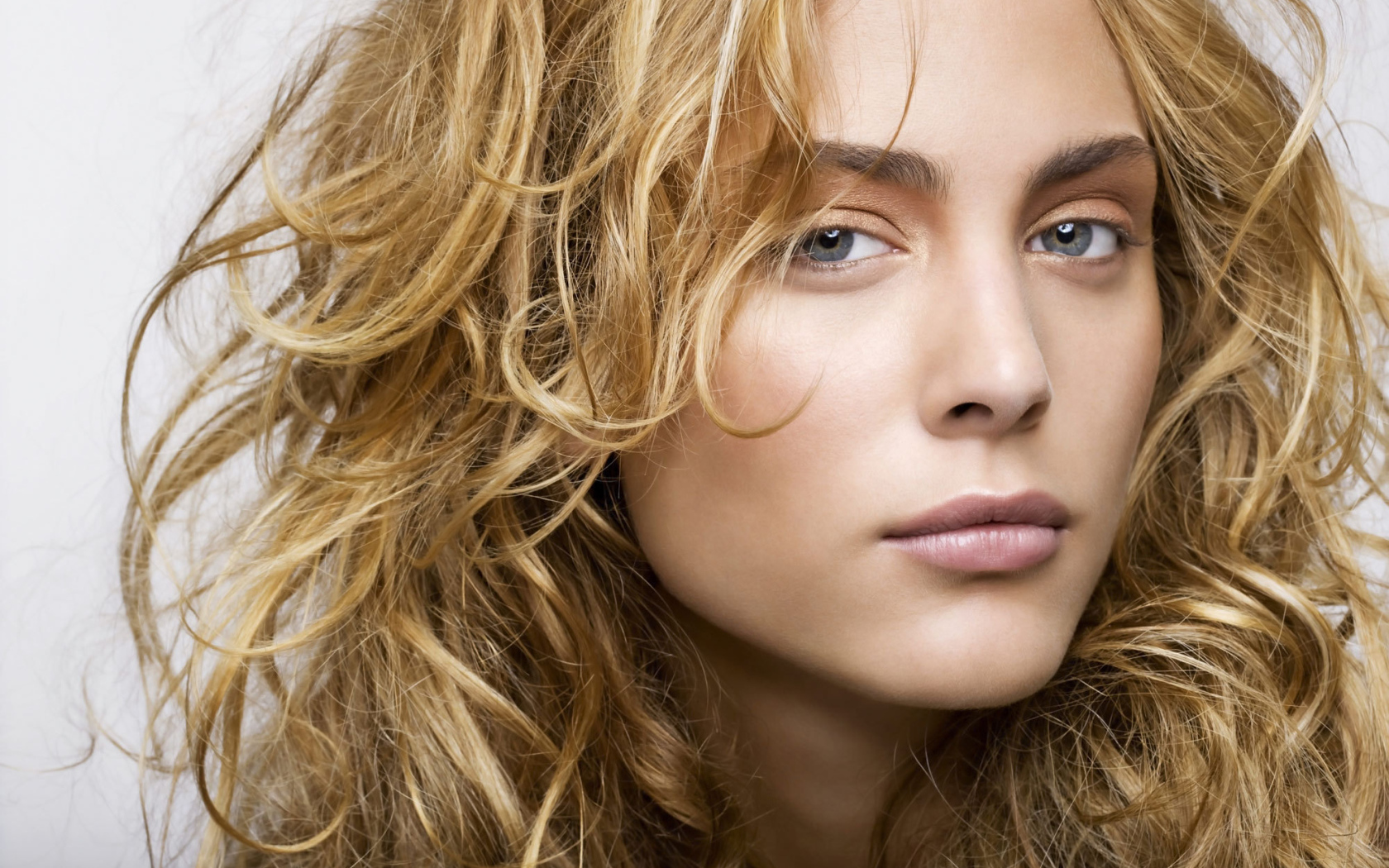 Популярная актриса Нора Арнезедер