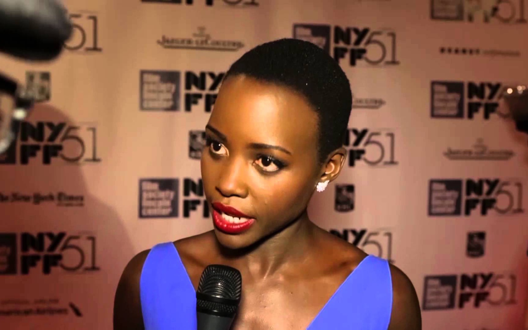 Красивая актриса Лупита Нионго