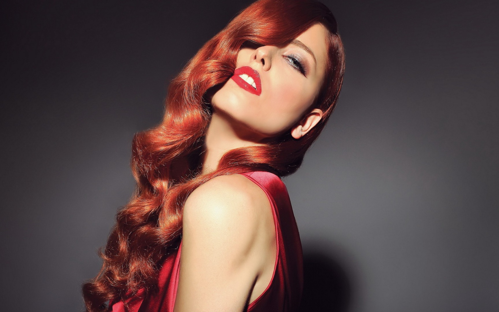 Красивая рыжая девушка