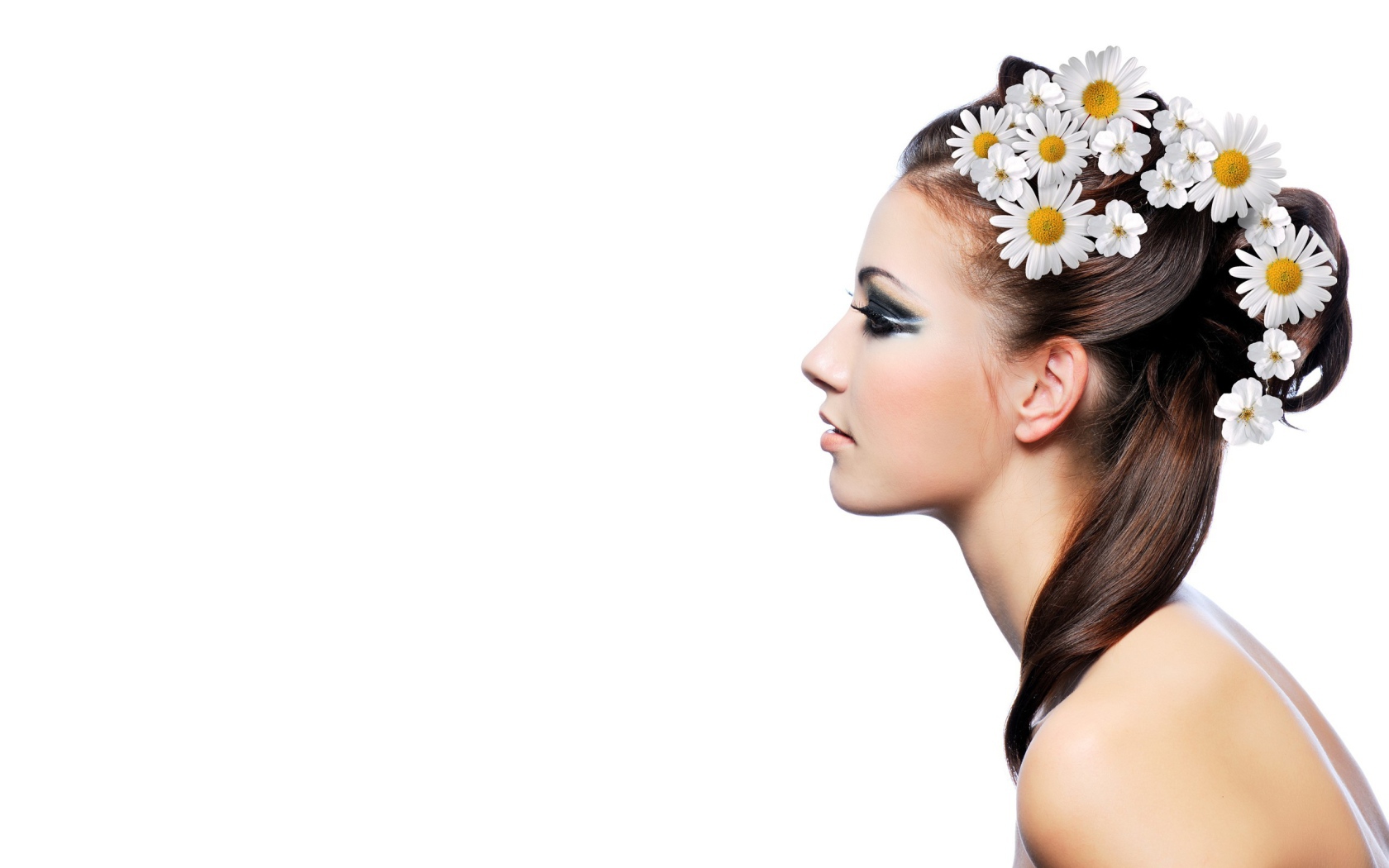 Брюнетка с ромашками в волосах