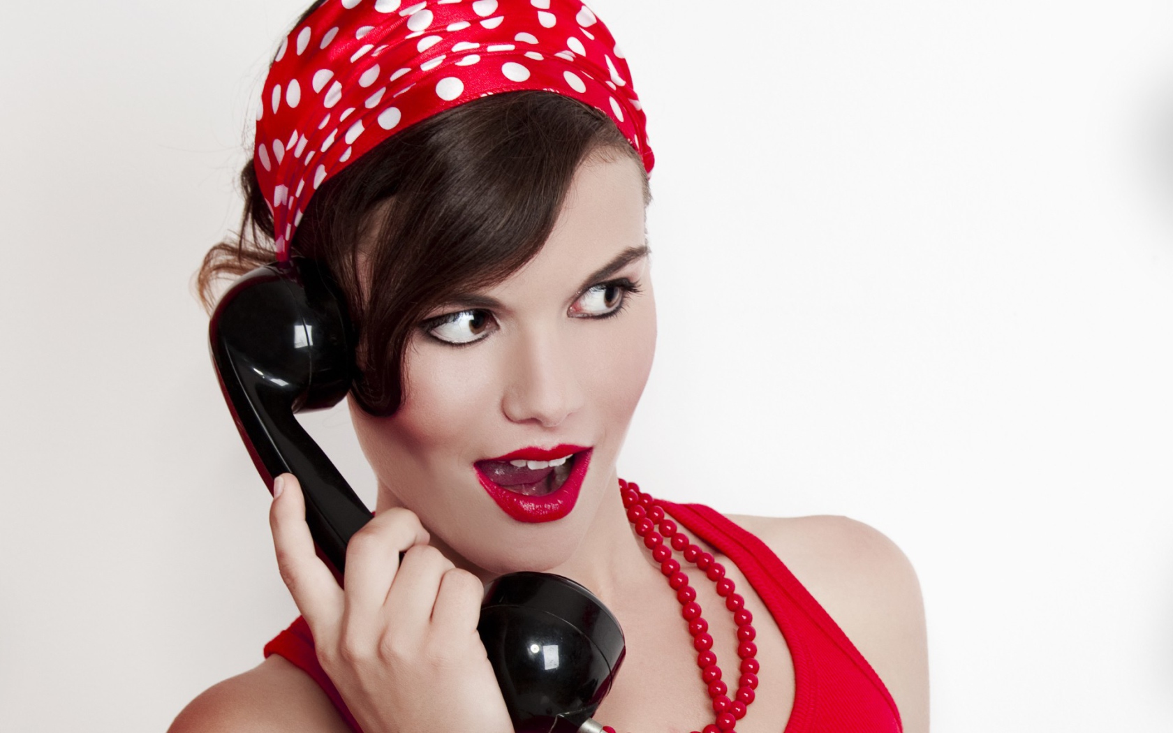 Брюнетка с телефоном