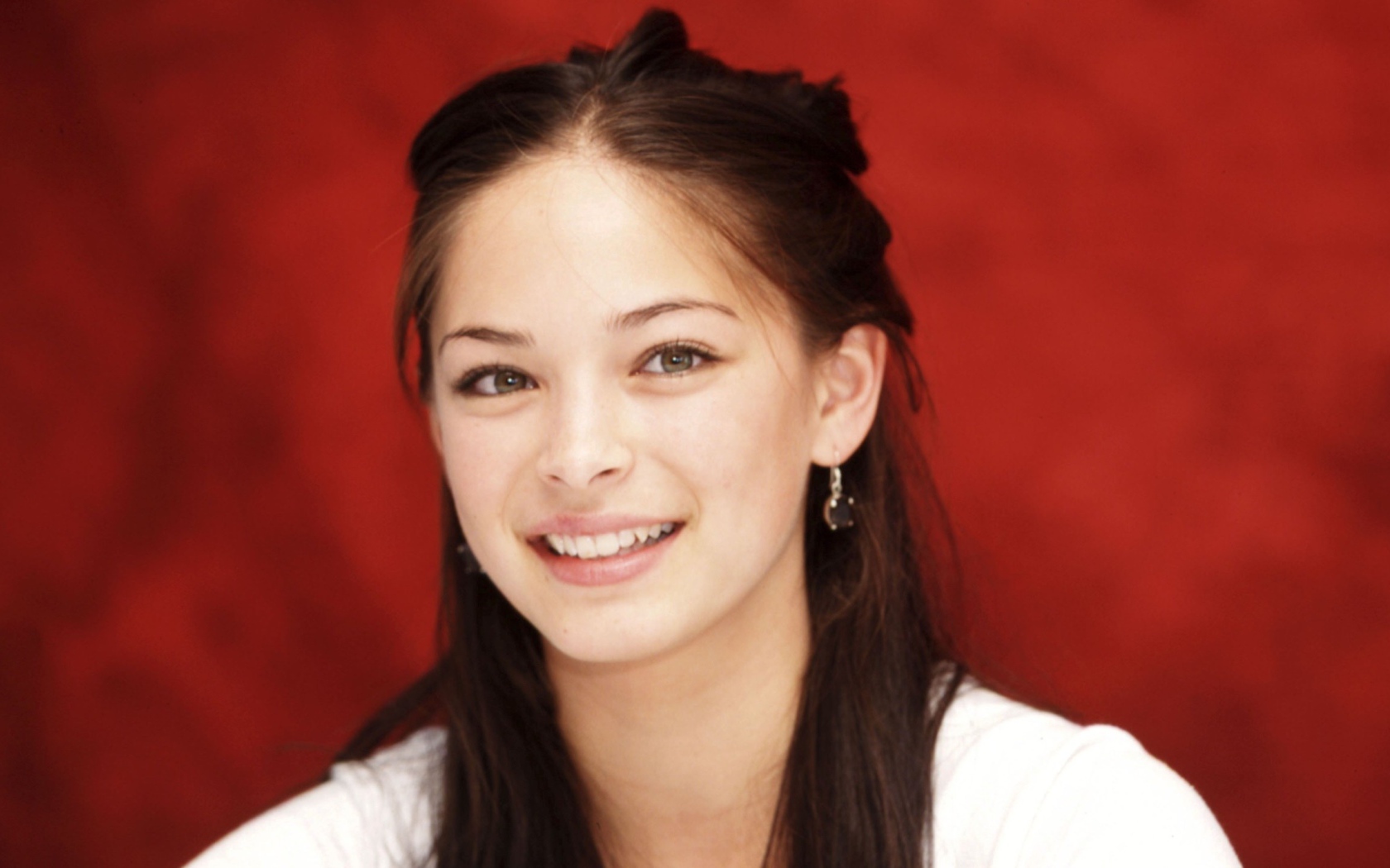 Кристин с приятной улыбкой