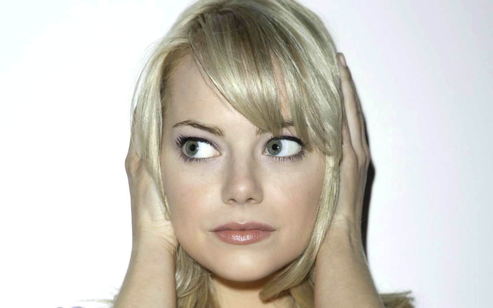 Эмма закрыла уши