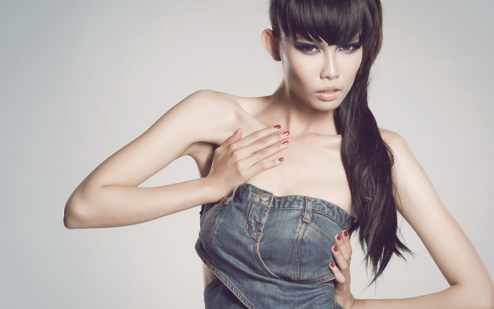 Девушка в джинсовом костюме