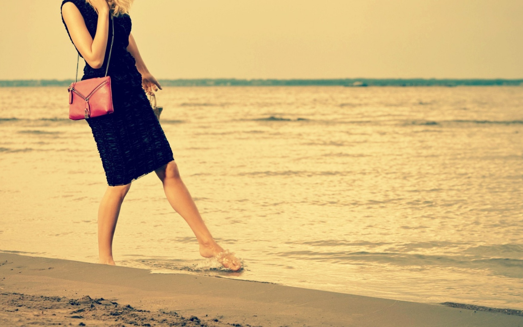 Девушка на берегу моря