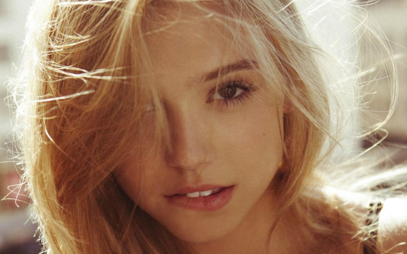 Милая блондинка