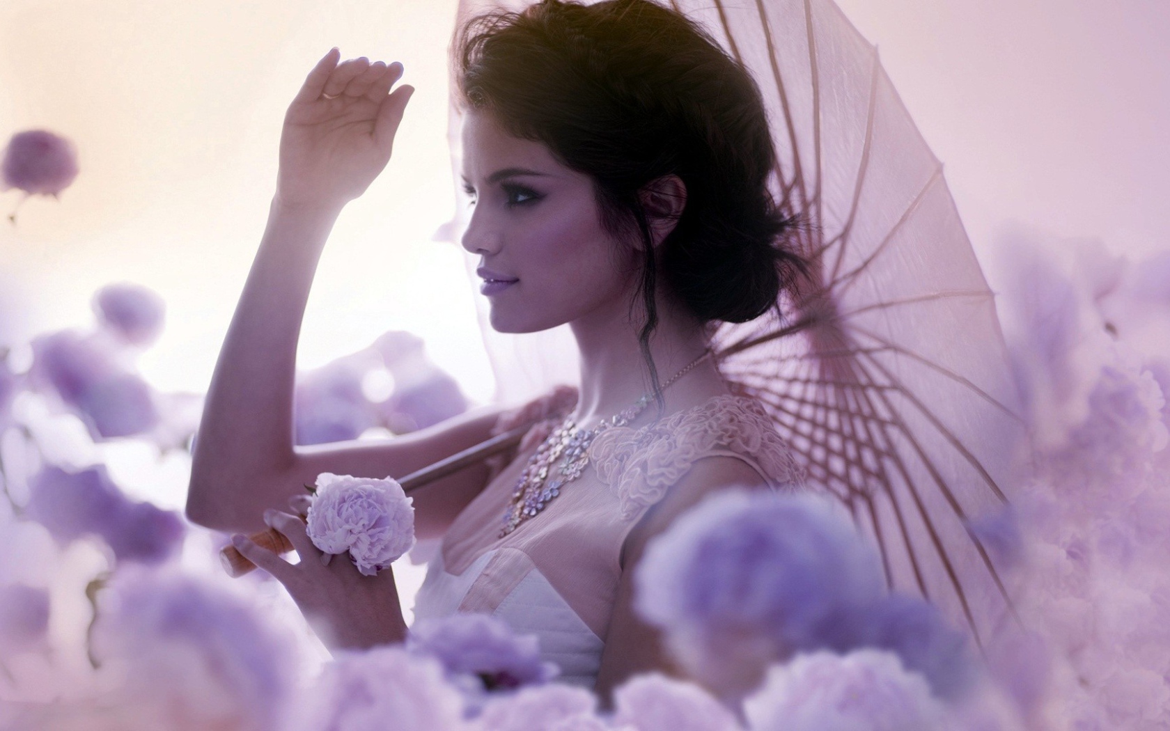 Селена Гомез с зонтиком