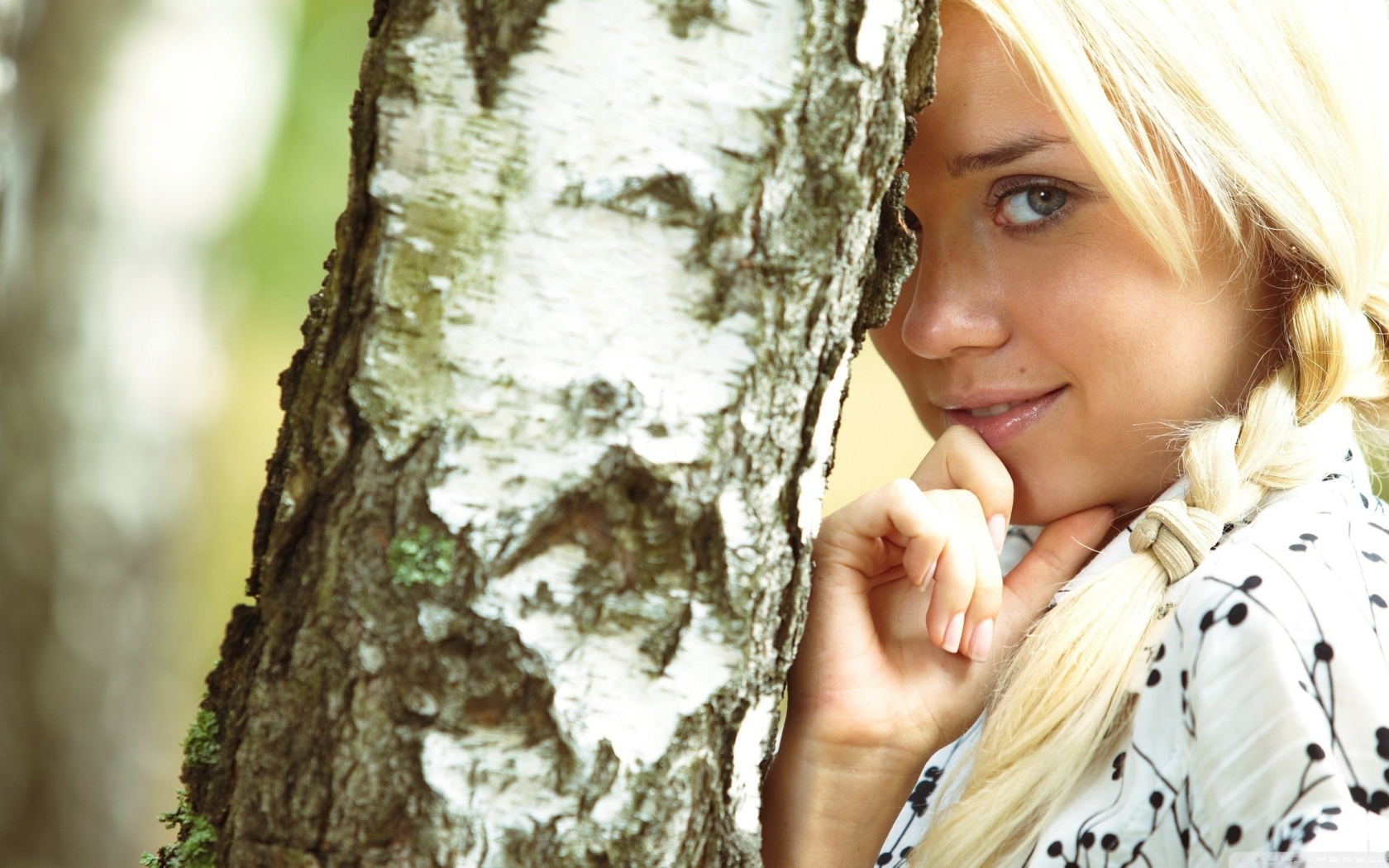 Блондинка у березы