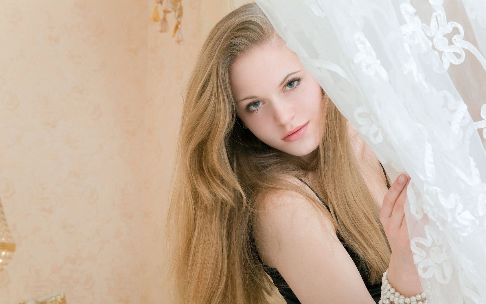 Блондинка за шторой