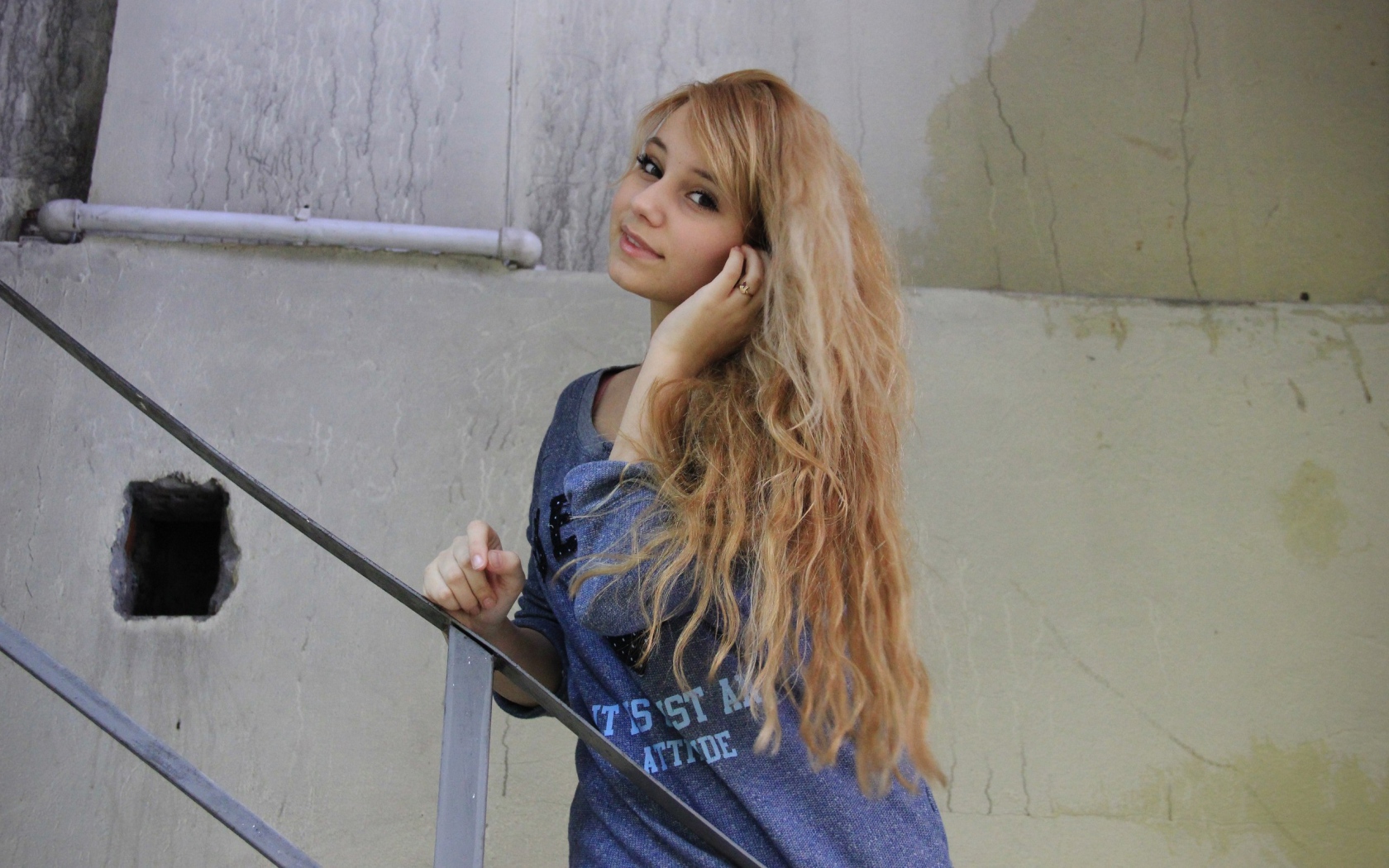 Блондинка с длинными волосами