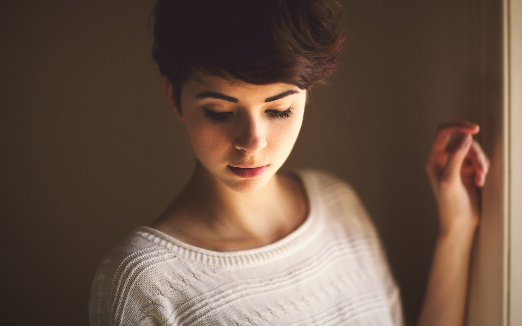 Брюнетка смотрит вниз