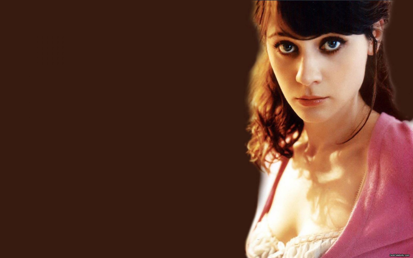 Дешанель на коричневом фоне