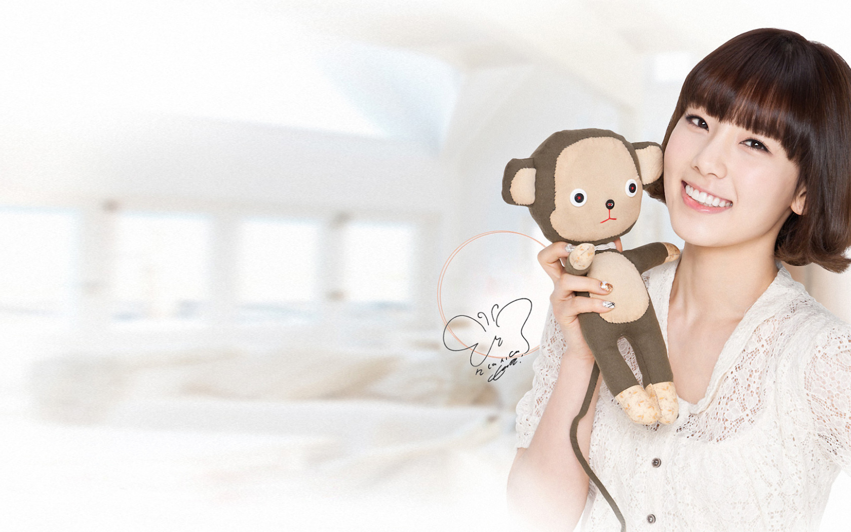 Корейская девушка с игрушкой