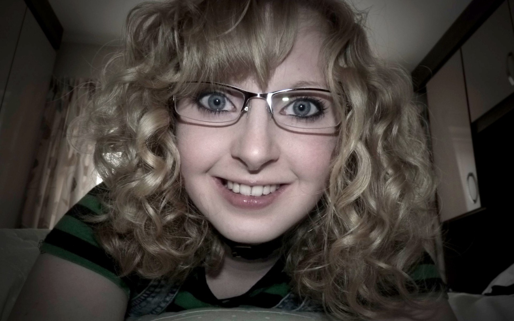 Блондинка в очках