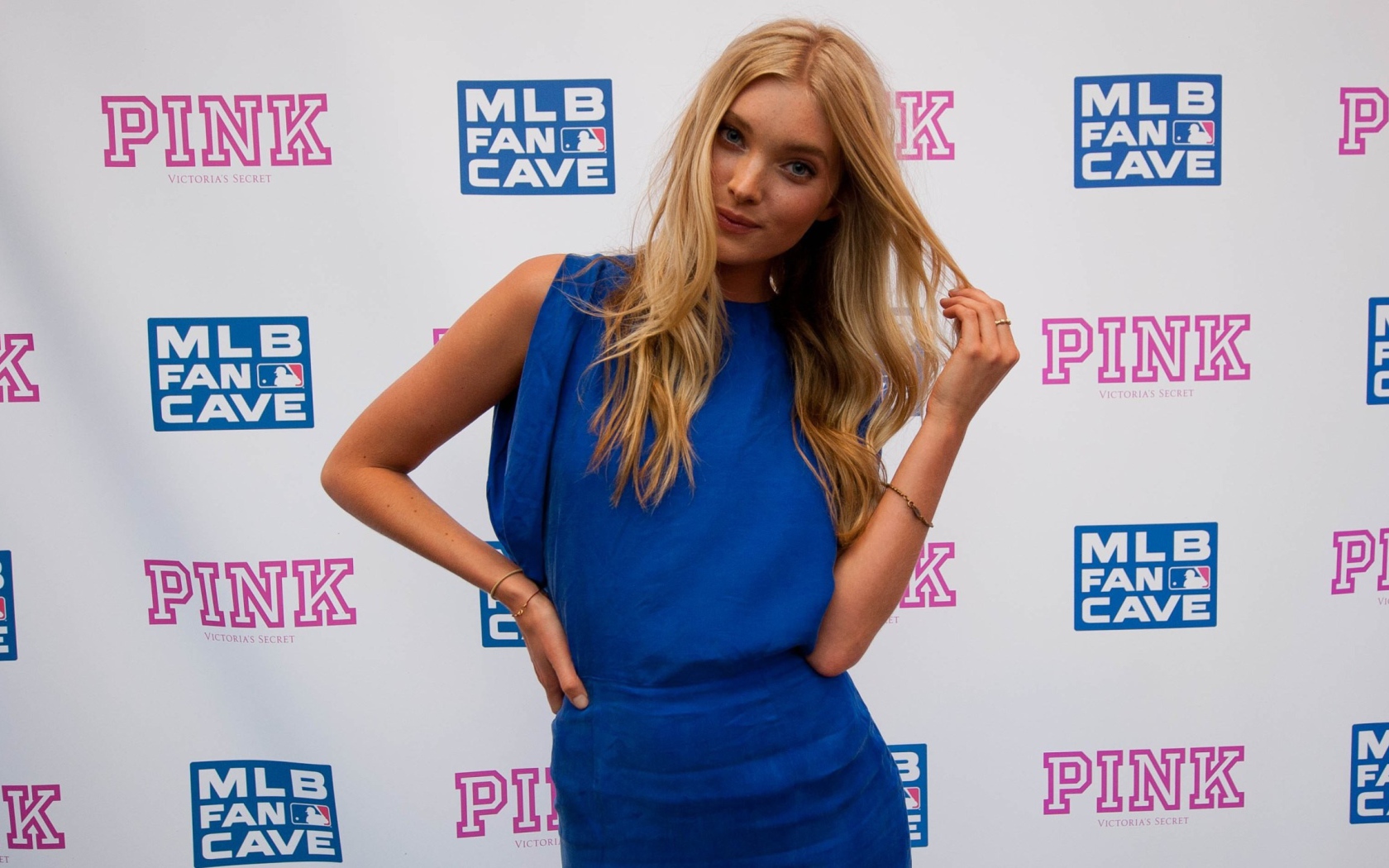 Эльза в синем платье