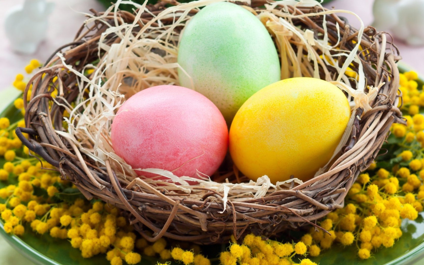 Яйца в плетеной тарелке на Пасху