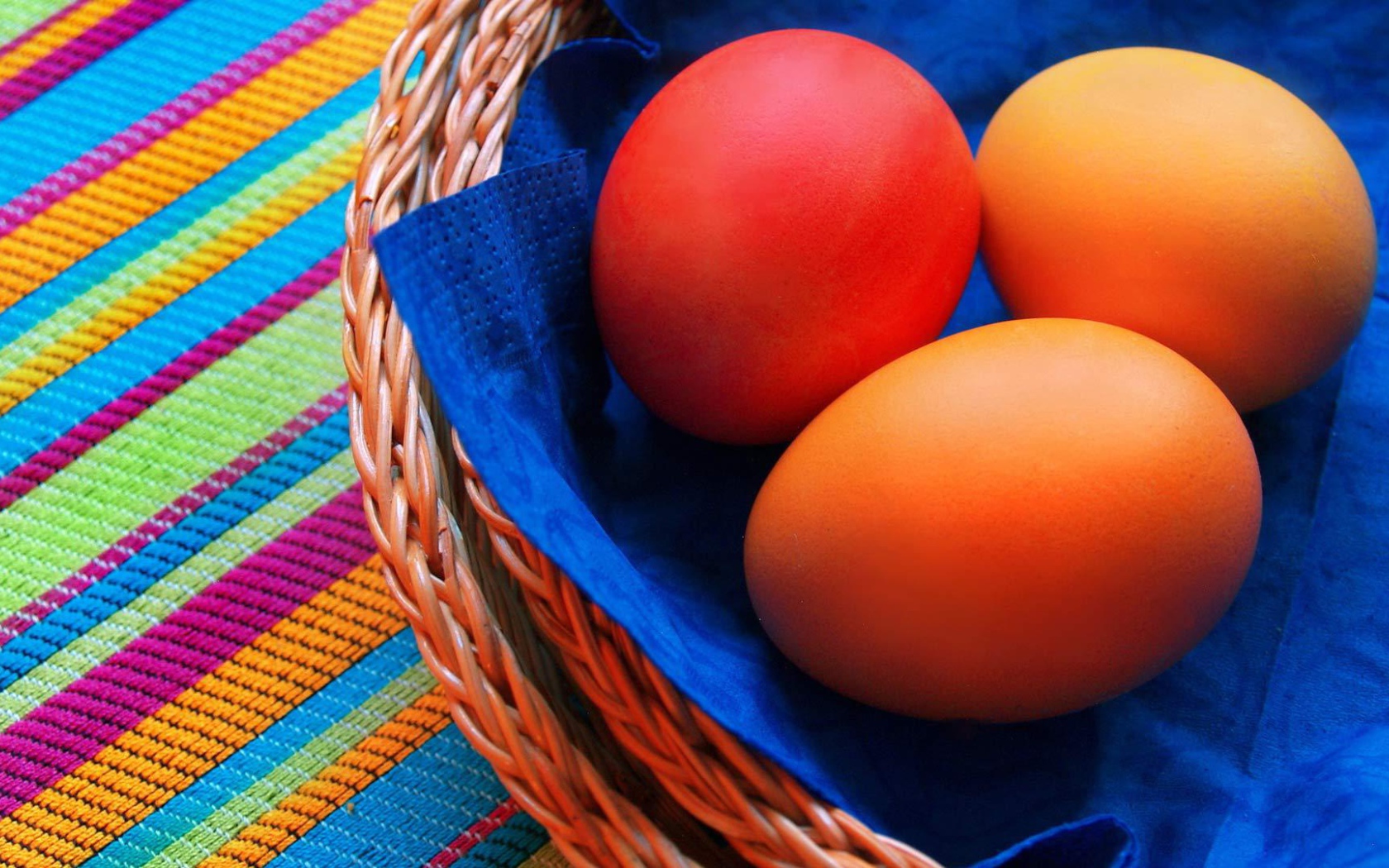 Яйца на синей салфетке на Пасху