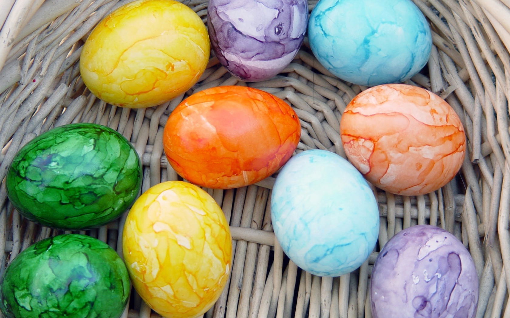 Яйца на дне корзины на Пасху
