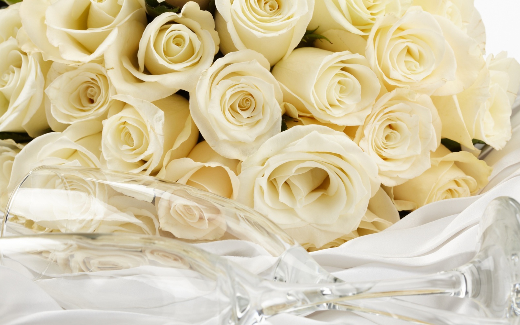 Жёлтые розы и бокал для шампанского для восьмого марта