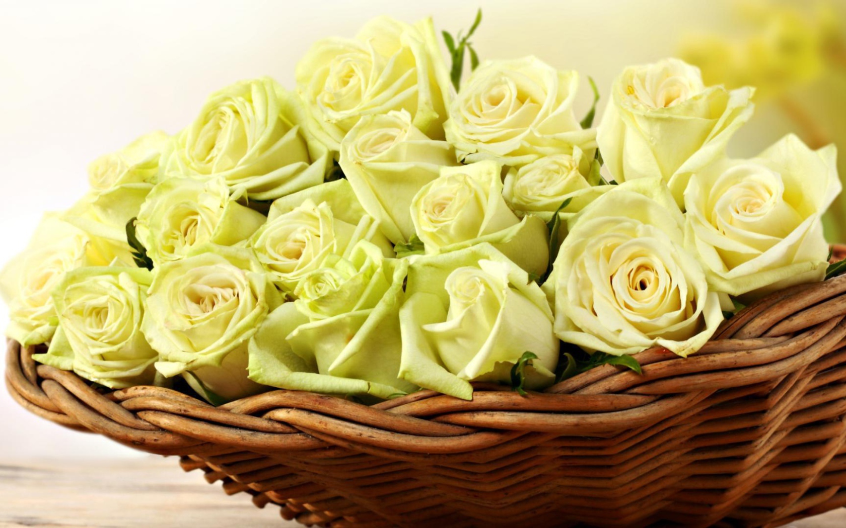 Жёлтые розы в корзине для женщин