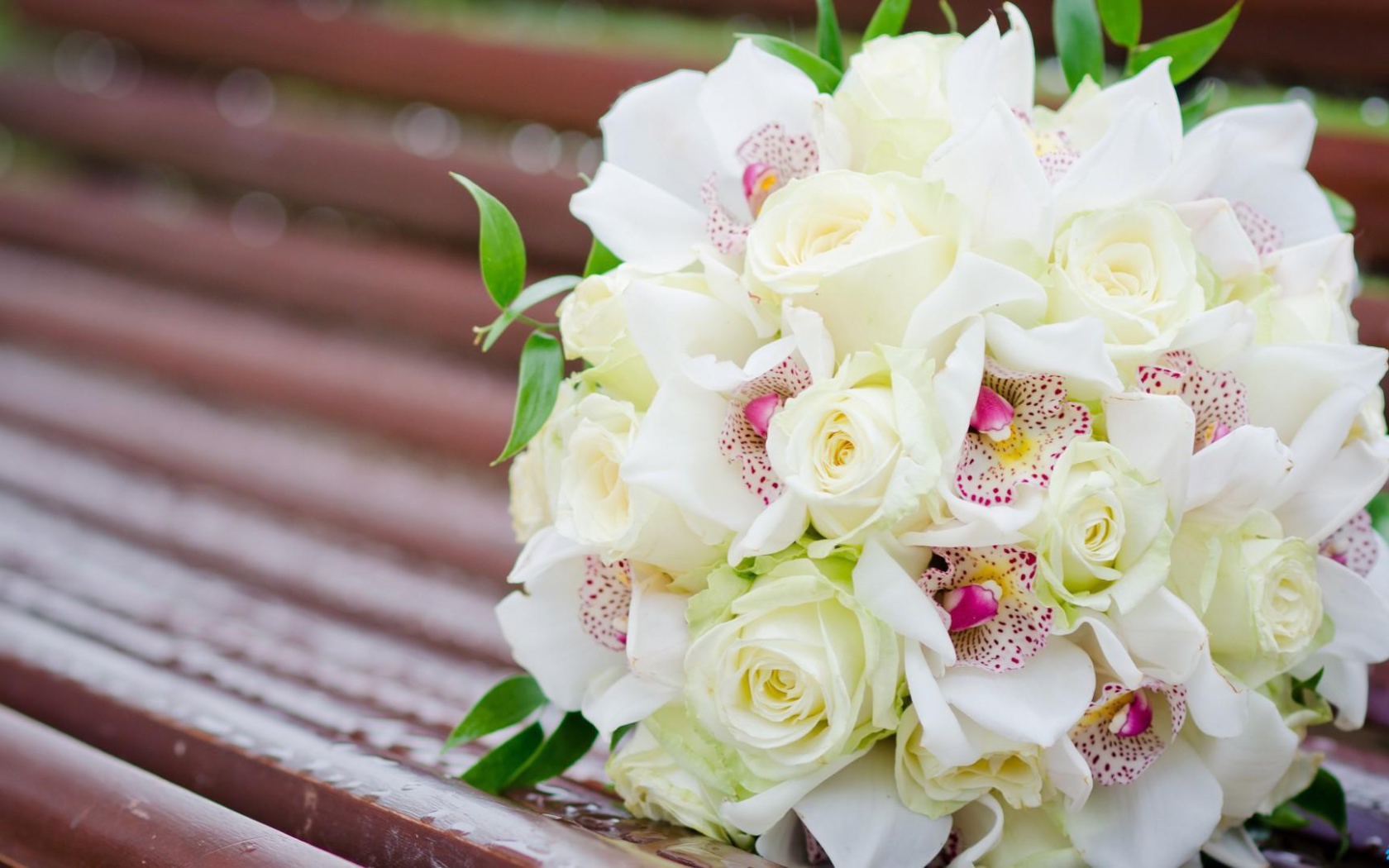 Белые розы и другие цветы в свадебном букете